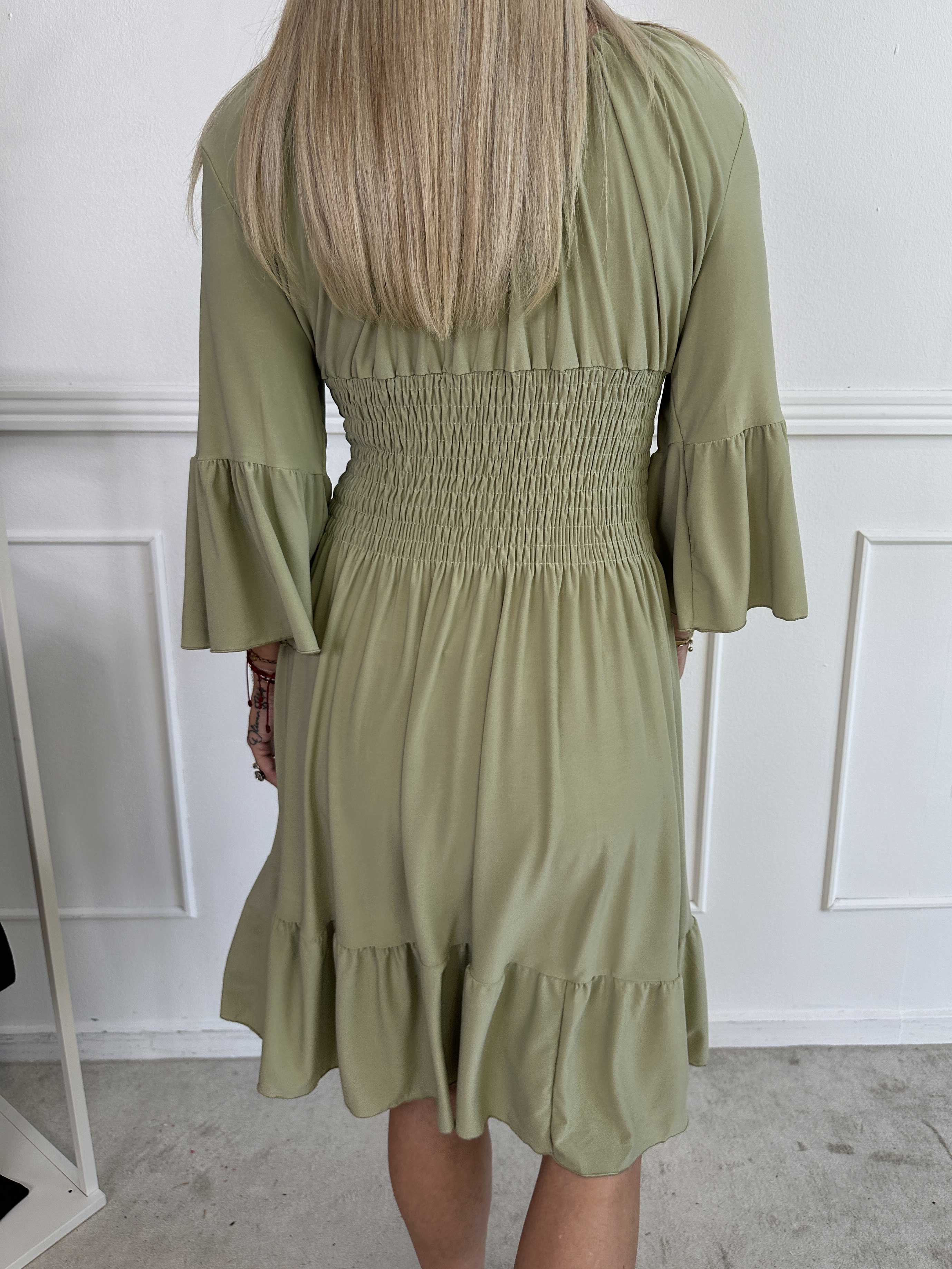 Flora Plain - Elastisk ensfarvet kjole med smock og flæse på ærmet